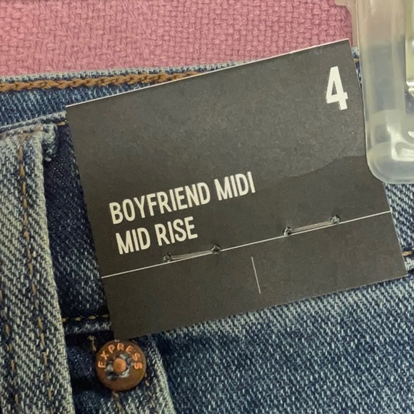 NWT Express ladies boyfriend midi mid-rise denim shorts, size 4 - Picture 5 of 10